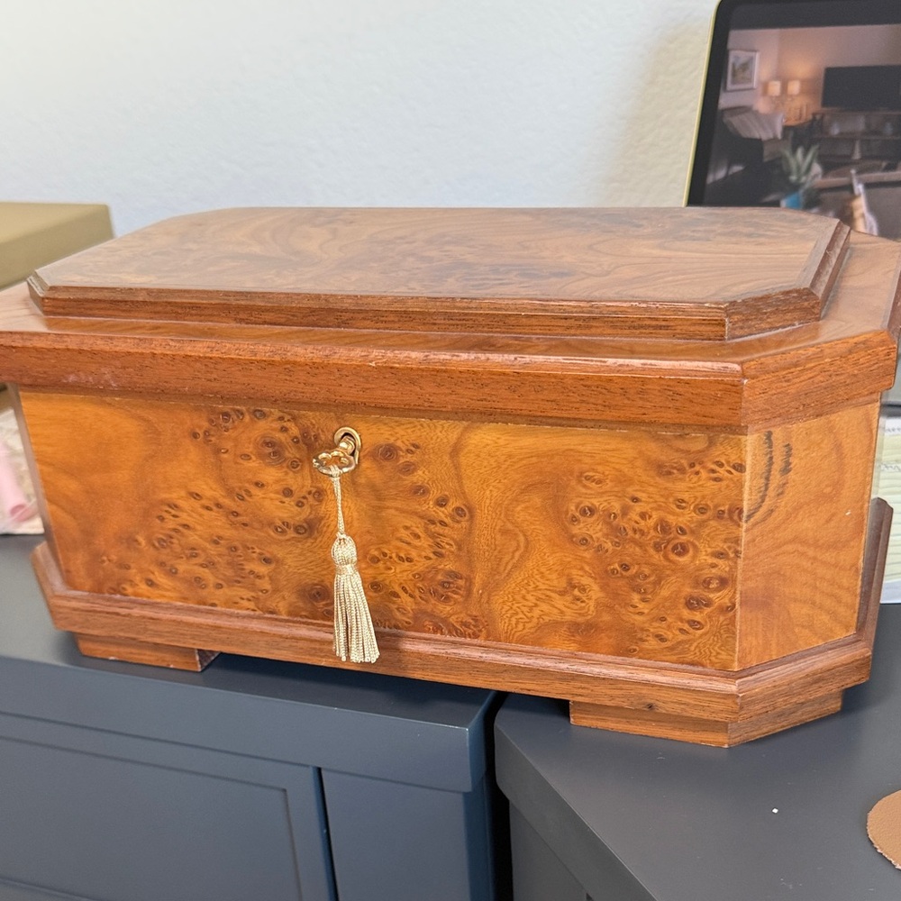 Agresti Burled Briarwood and Poplar jewelry box with Tassel Key